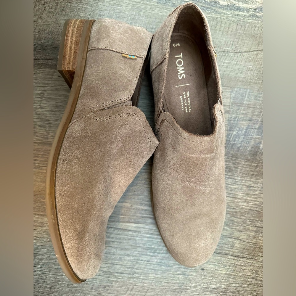 Never Been Worn Toms Tan Suede Loafer Shoes - Size 9